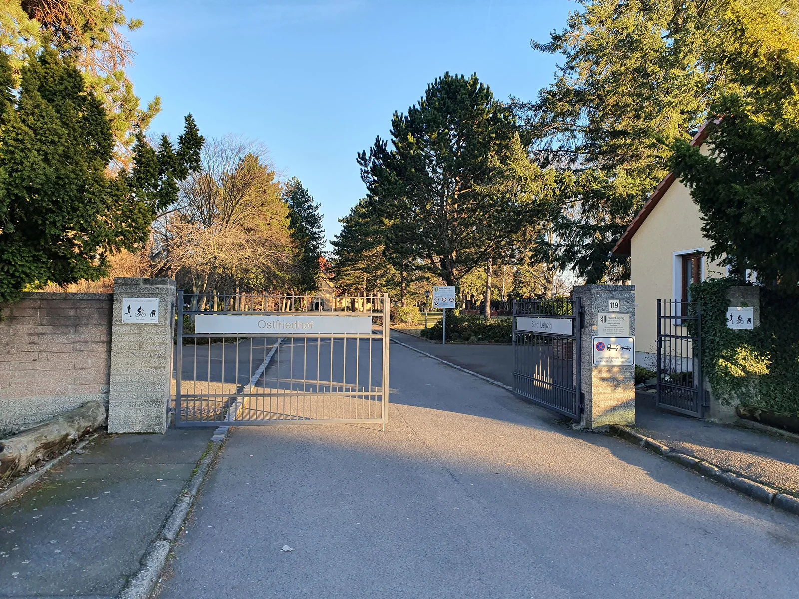 Eingang des Leipziger Ostfriedhofs an der Oststraße 119